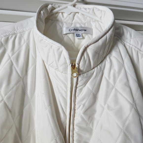 Croft & Barrow Like New White puffer vest with gold zipper and gold trim on back - Picture 4 of 5